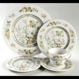 Royal Doulton Tonkin 5 piece dinner sets and serving dishes